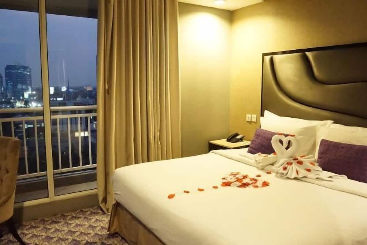Egyptian cotton sheets, in-room safe, desk, laptop workspace