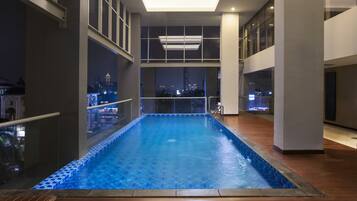 室外游泳池,07:00 至 21:00 开放,日光浴躺椅