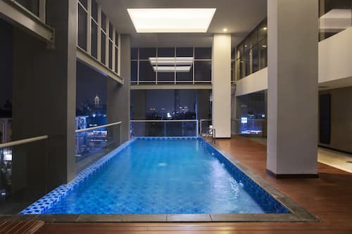 Outdoor pool, open 7:00 AM to 9:00 PM, pool loungers