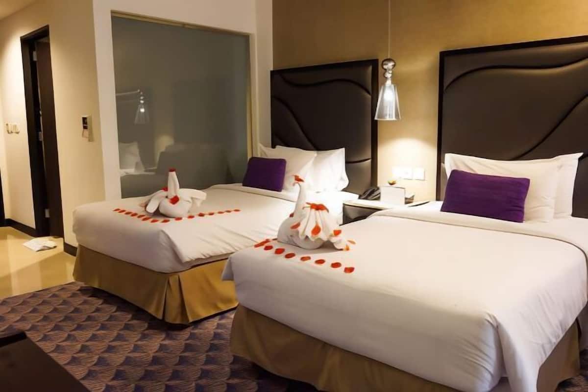 Egyptian cotton sheets, in-room safe, desk, laptop workspace