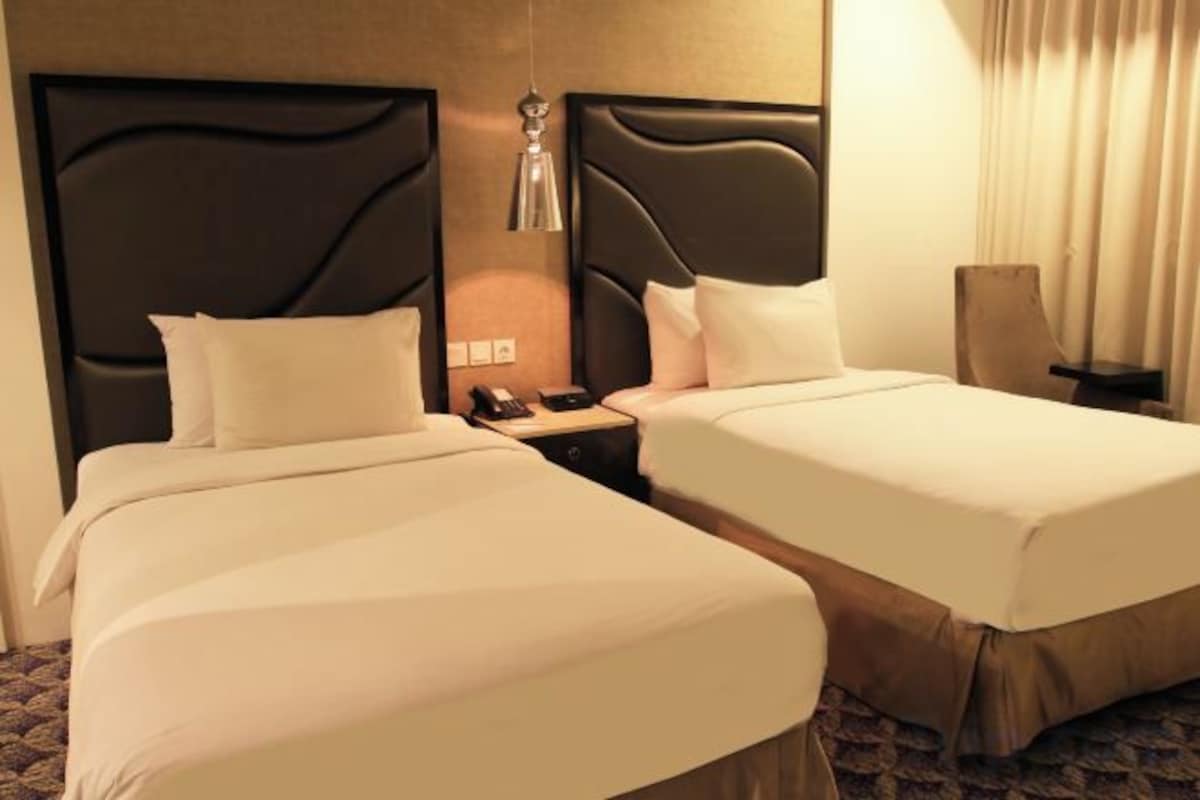 Egyptian cotton sheets, in-room safe, desk, laptop workspace