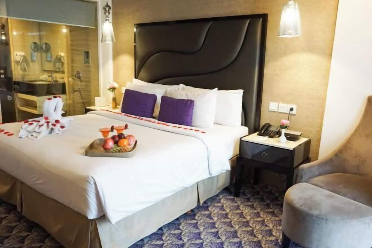 Egyptian cotton sheets, in-room safe, desk, laptop workspace