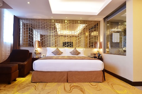 Premier Room, 1 Double Bed, Balcony, City View | Minibar, in-room safe, blackout drapes, soundproofing