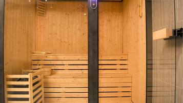 Una sauna con bancos de madera y un panel de control.