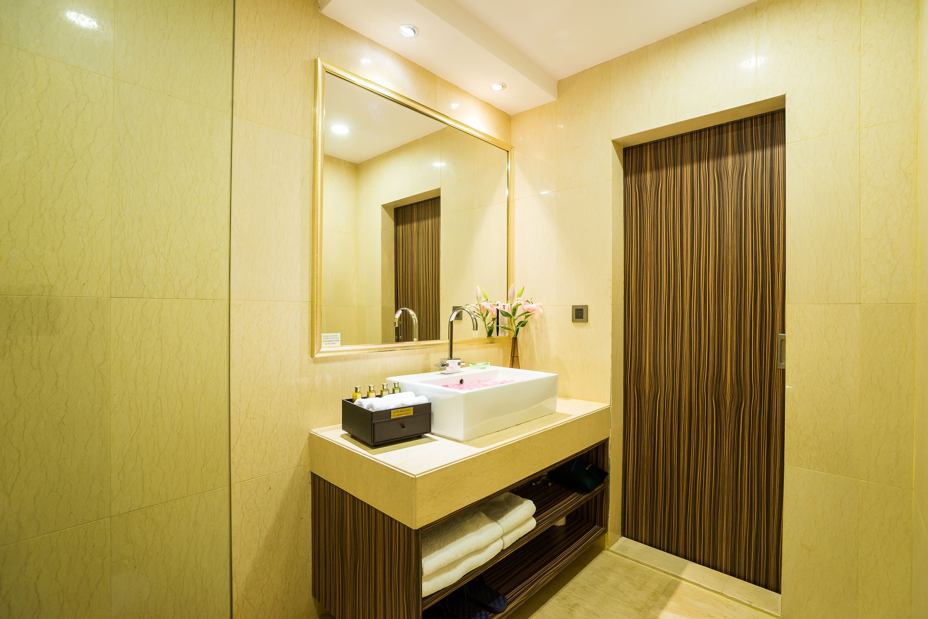 suite, 2 single beds, non smoking | bathroom amenities | free toiletries, hair dryer, bathrobes, slippers