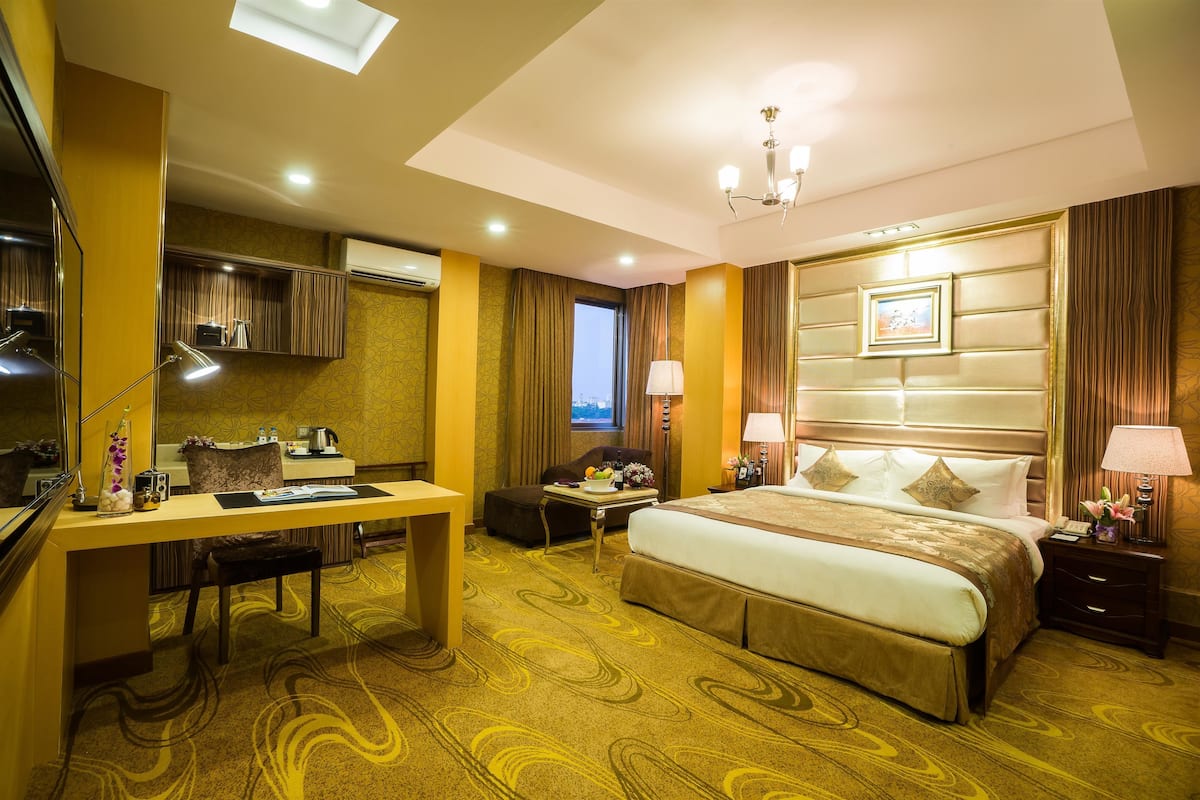 Junior Suite, 1 King Bed, Non Smoking, City View