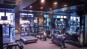 Academia com esteiras, elípticos e aparelhos de musculação.
