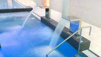 Piscine couverte, accès possible de 06 h 00 à 22 h 00, chaises longues
