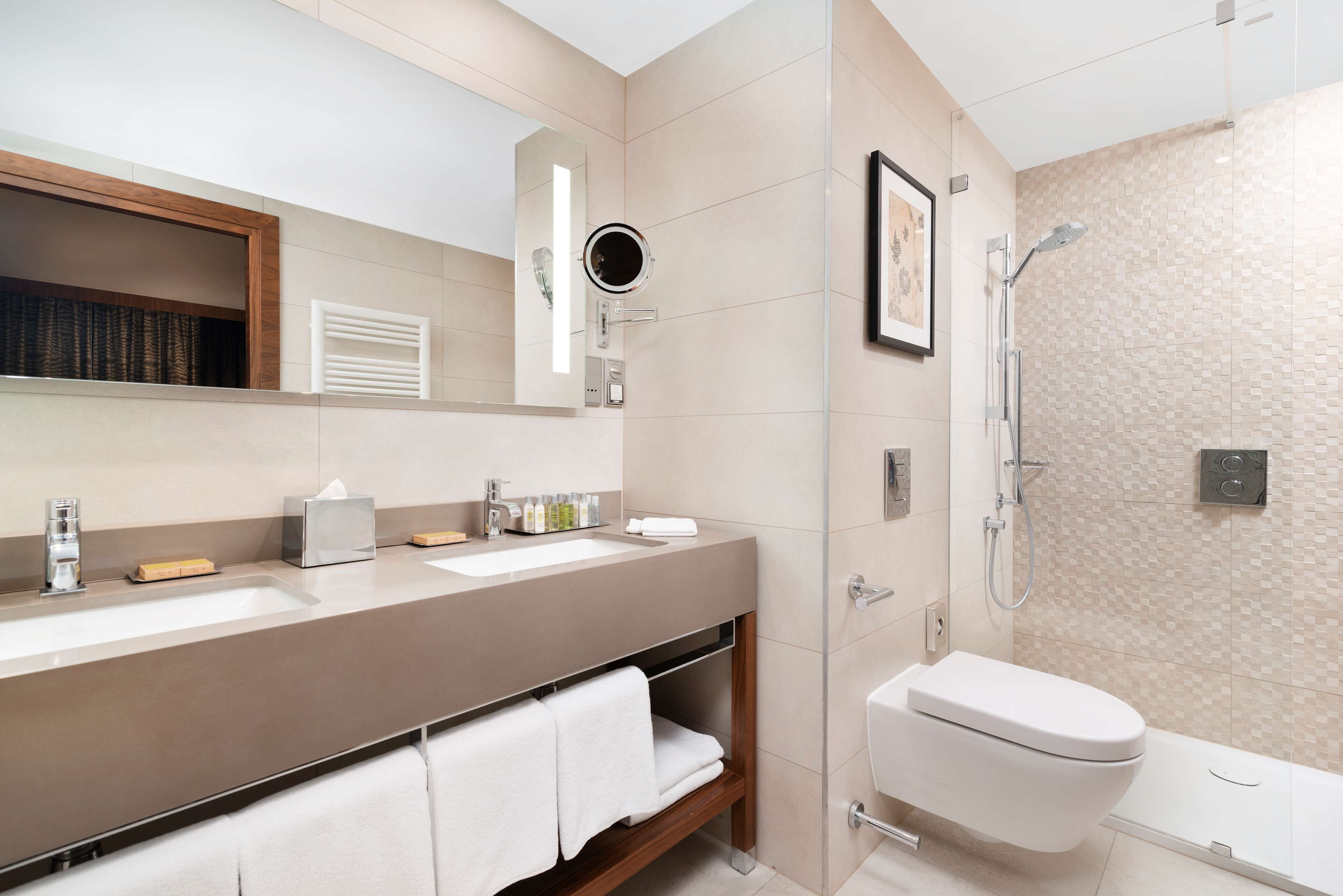 king, suite, 1 bedroom, non smoking | bathroom | hair dryer, towels, soap, shampoo