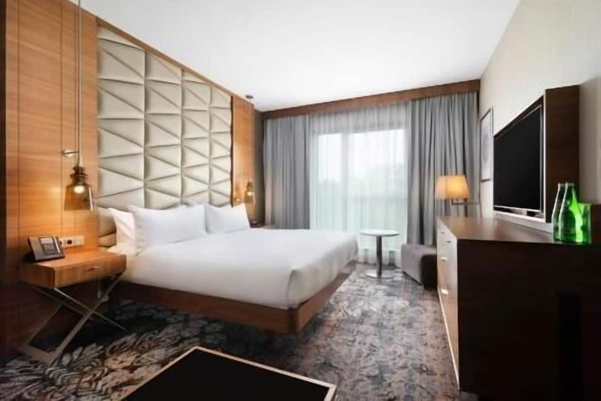 In-room safe, laptop workspace, iron/ironing board, cots/infant beds