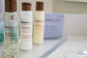 Suite, 2 chambres, non-fumeur (1 King Bed and 2 Queen Beds) | Équipements de salle de bain