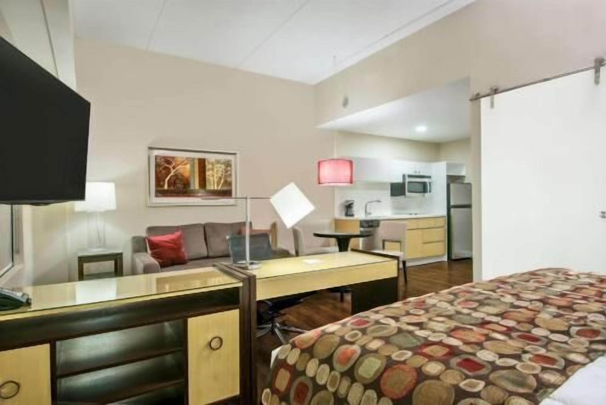 Premium bedding, in-room safe, desk, iron/ironing board