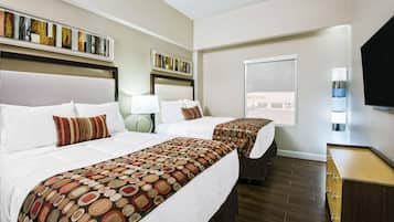 Suite, 2 Queen-Betten | Hochwertige Bettwaren, Zimmersafe, Schreibtisch, Bügeleisen/Bügelbrett