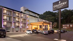 A multi-story hotel with a sign reading "Country Inn & Suites by Radisson." - Country Inn & Suites by Radisson, Gatlinburg, TN (Gatlinburg)