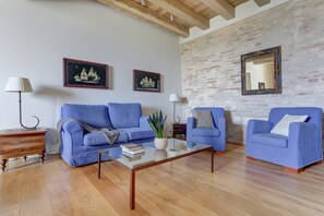 Leilighet, 3 soverom | Oppholdsområde | Flatskjerm-TV