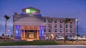 Een hotel met een opvallend bord waarop 'Holiday Inn Express & Suites' staat.