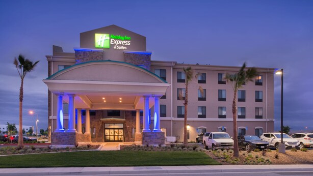 Un hôtel dont l’enseigne bien visible indique : « Holiday Inn Express & Suites ».