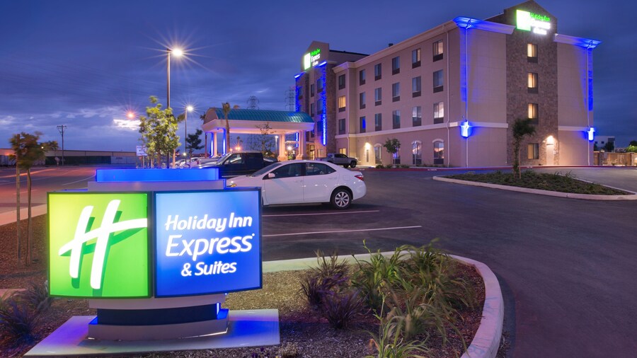 Holiday Inn Express & Suites Bakersfield Airport by IHG