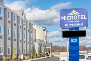 Edificio de Microtel Inn & Suites con un cartel que indica el número 620.