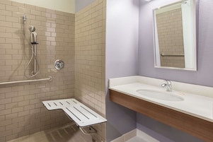 Combined shower/tub, free toiletries, hair dryer, towels