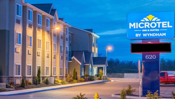 A Microtel Inn & Suites building with a sign indicating the address 620. - Microtel Inn & Suites By Wyndham Cadiz (Cadiz)