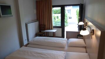 Zimmersafe, Schreibtisch, BĂŒgeleisen/BĂŒgelbrett, kostenloses WLAN