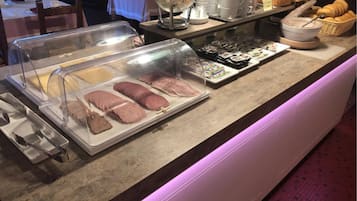 Sarapan ala kontinental setiap hari (EUR 10 per orang)