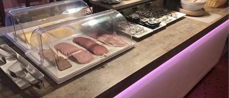 Daily continental breakfast (EUR 10 per person)