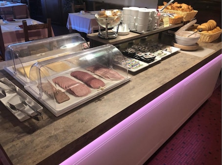 Daily continental breakfast (EUR 10 per person)