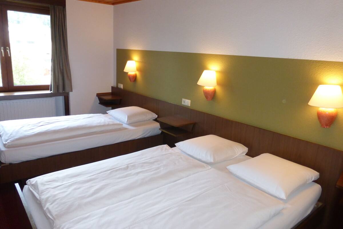 standard triple room | 1 bedroom, in-room safe, desk, iron/ironing board