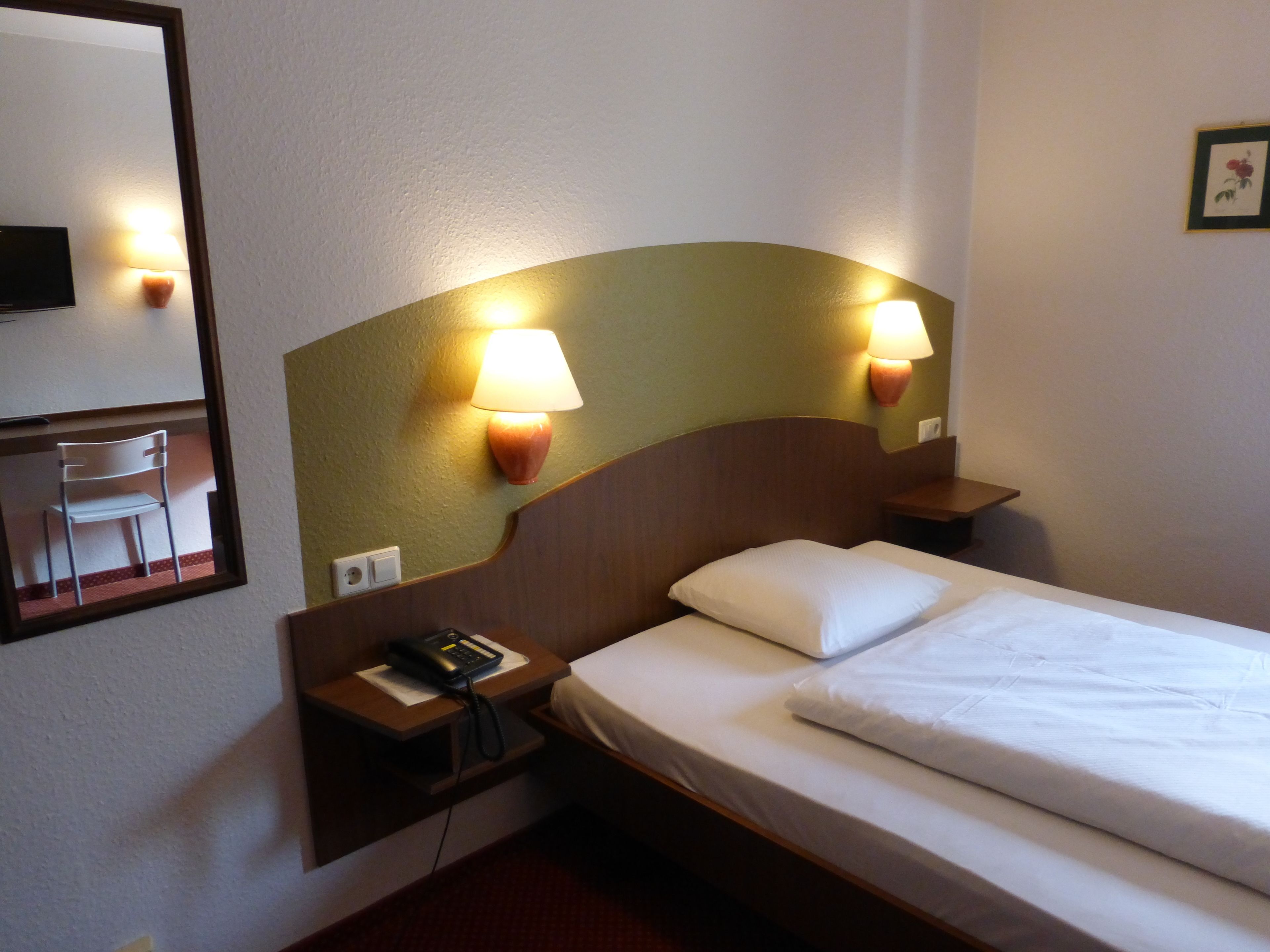 standard single room | 1 bedroom, in-room safe, desk, iron/ironing board