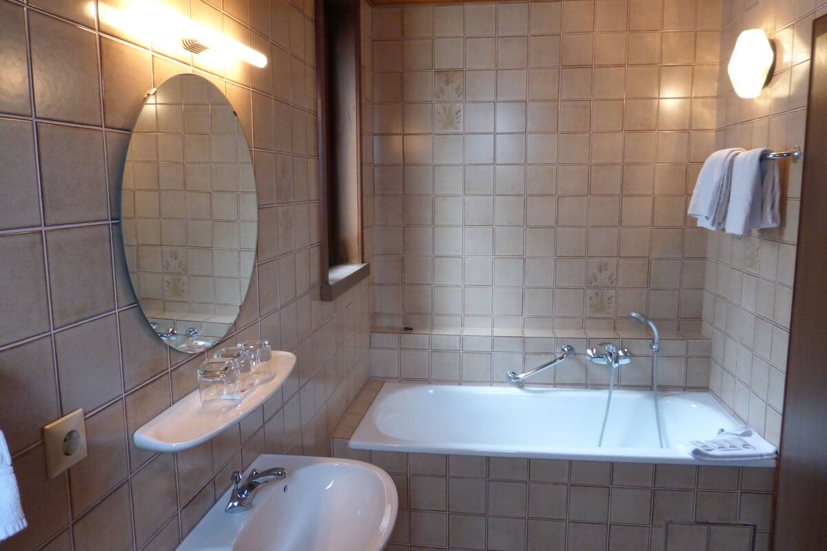 standard triple room | 1 bedroom, in-room safe, desk, iron/ironing board