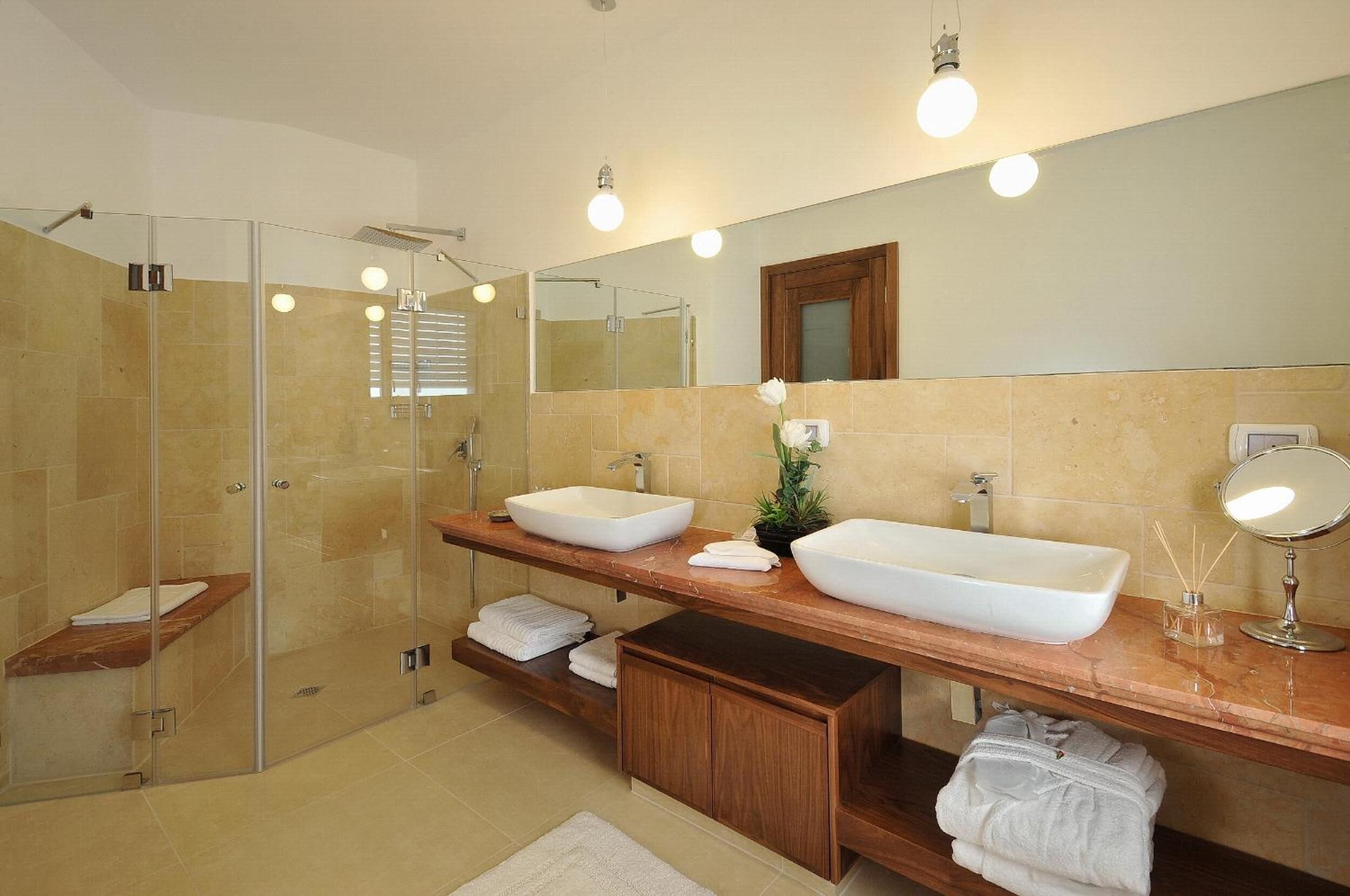 Shower, jetted bath, free toiletries, hair dryer
