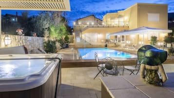 Voorkant accommodatie - avond/nacht