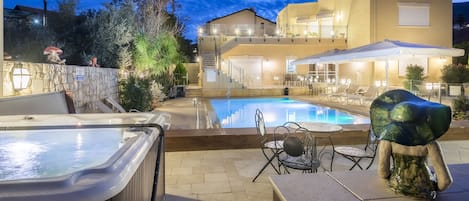 Façade de lâhĂ©bergement â soirĂ©e/nuit