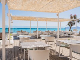 Breakfast and dinner served, international cuisine