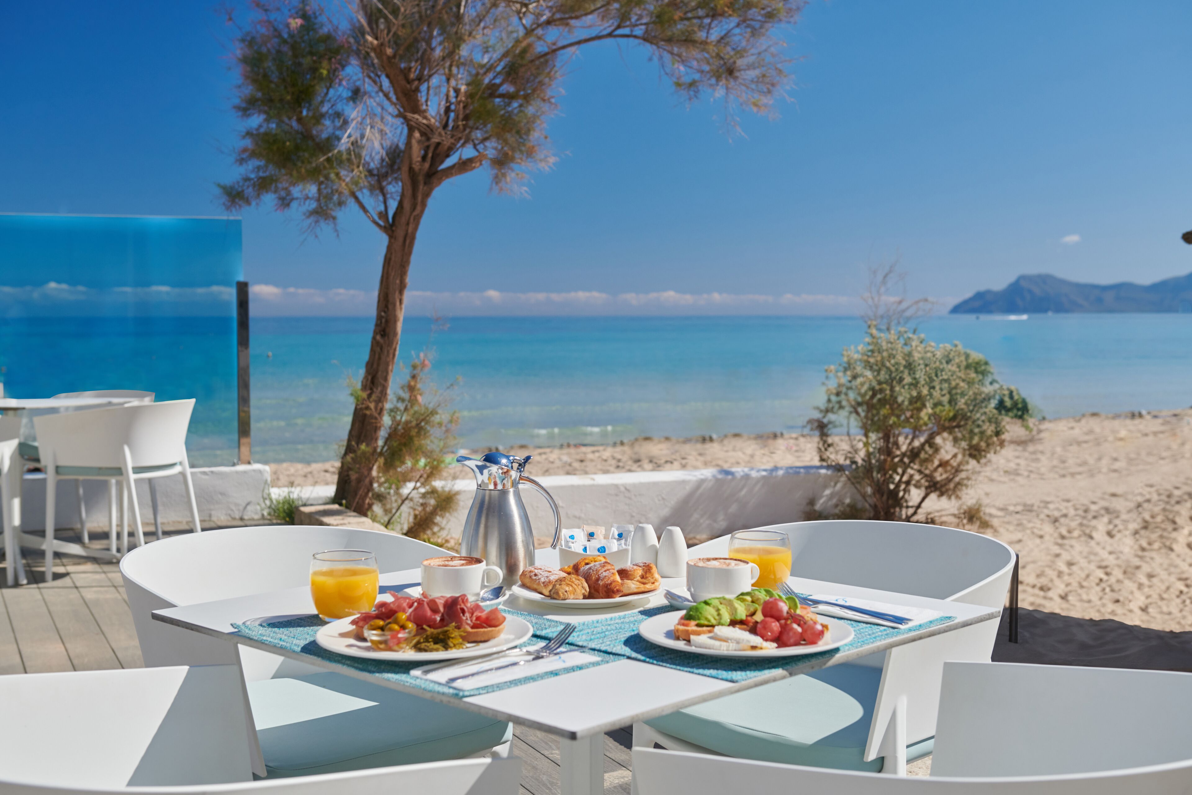 Breakfast and dinner served, international cuisine