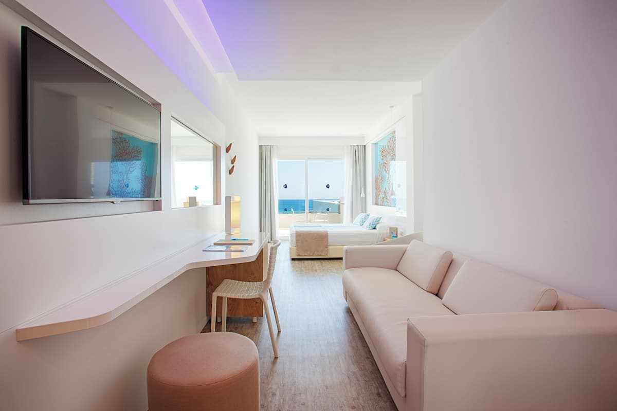 Junior suite, balkon, uitzicht op zee | 1 slaapkamer, luxe beddengoed, een minibar, een kluis op de kamer