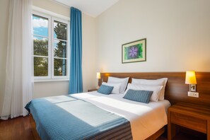 Minibar, két bảo mật tại phòng, bàn 