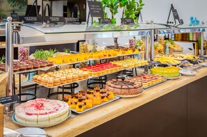 Se sirven desayunos, cenas y cocina regional 