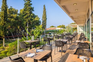 Phục vụ bữa sáng và bữa tối, đặc sản vùng 