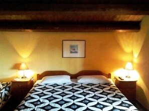 Ropa de cama de alta calidad, minibar, camas extra y wifi gratis