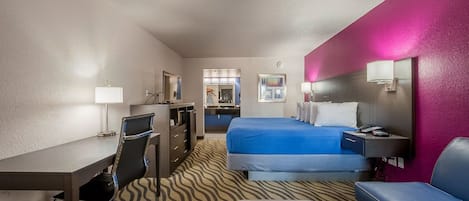 Een bureau, een strijkplank/strijkijzer, gratis wifi, beddengoed