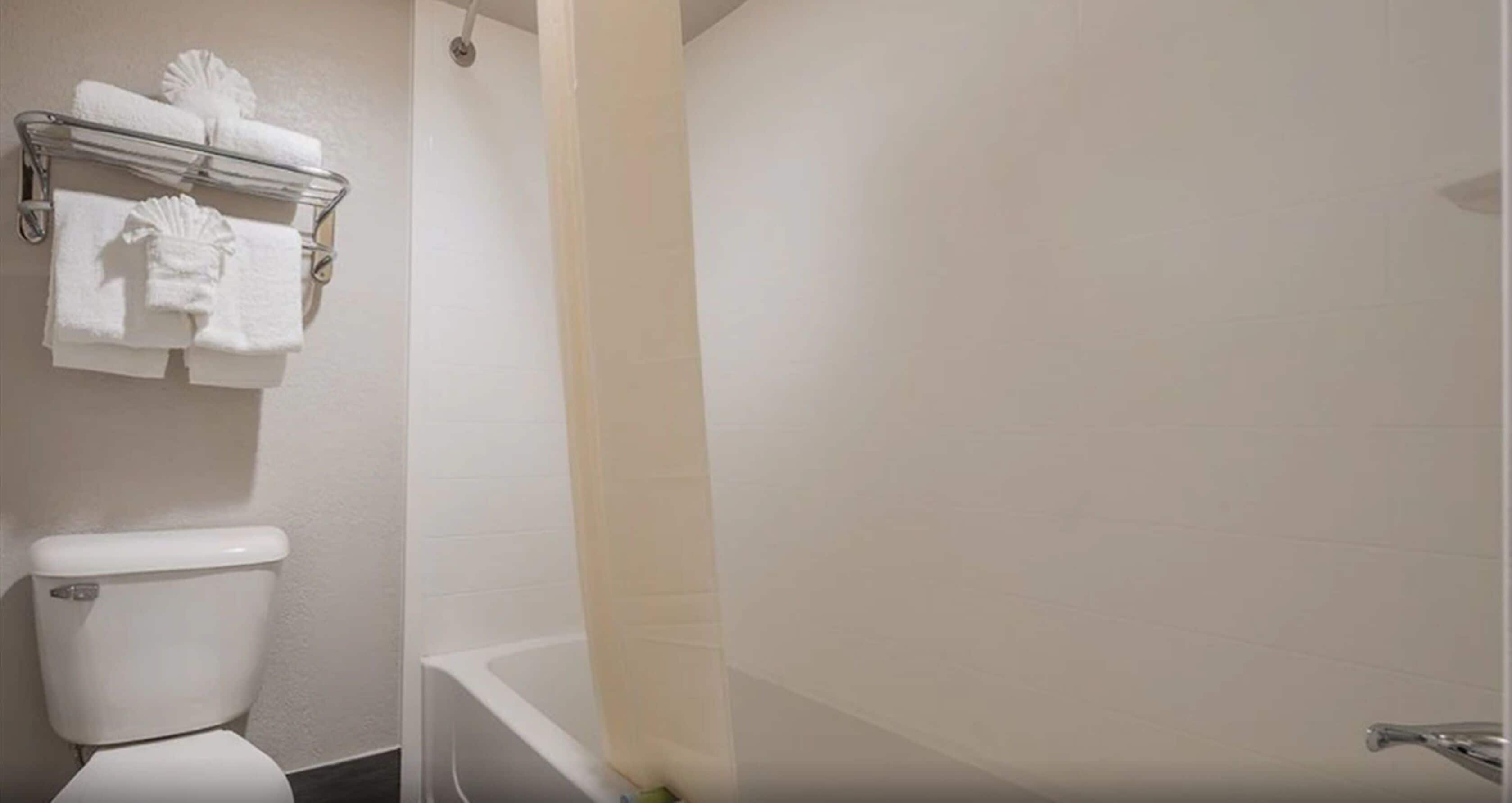 Chambre, 1 très grand lit, accessible aux personnes à mobilité réduite | Salle de bain