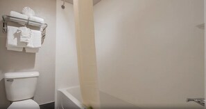 Chambre, 1 très grand lit, accessible aux personnes à mobilité réduite | Salle de bain | Ensemble baignoire-douche, articles de toilette (gratuits)
