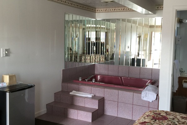 Deluxe Room, 1 King Bed, Non Smoking (Whirlpool Tub) | Jetted tub