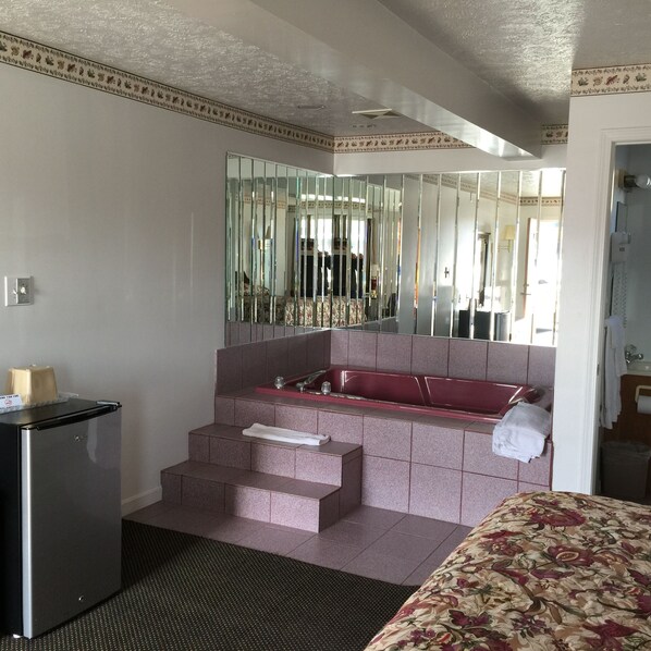 Deluxe Room, 1 King Bed, Non Smoking (Whirlpool Tub) | Jetted tub