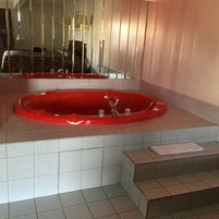 华丽客房, 1 张特大床, 吸烟房 (Whirlpool Tub) | 按摩浴缸