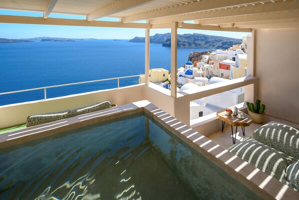 Aether Suite with Outdoor heated Jacuzzi & Caldera View | 1 dormitorio, ropa de cama de alta calidad, caja fuerte