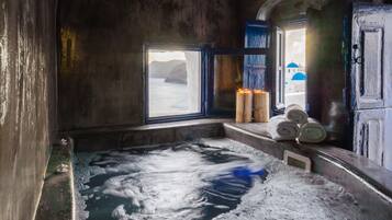 Sky Suite with indoor heated Jacuzzi & Caldera View | Jetted bathtub